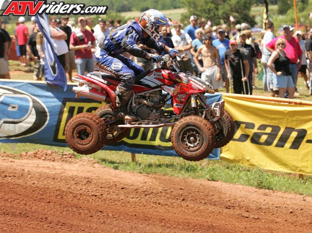 2007-03-john-natalie-crowd